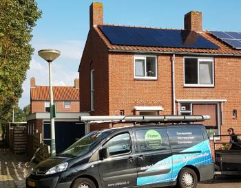 Mooie zwarte zonnepanelen installatie geplaatst door Platen Duurzame Technieken te Sappemeer (Groningen) in september 2016