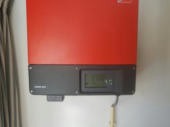 Omvormer geplaatst voor zonnepanelen installatie te Paterswolde (Groningen) in oktober 2016 Omvormer geplaatst voor zonnepanelen installatie te Paterswolde (Groningen) in oktober 2016