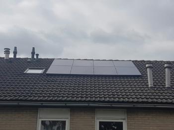 Zwarte zonnepanelen geplaatst op een schuin dak te Hoogezand (Groningen) in oktober 2016 Zwarte zonnepanelen geplaatst op een schuin dak te Hoogezand (Groningen) in oktober 2016