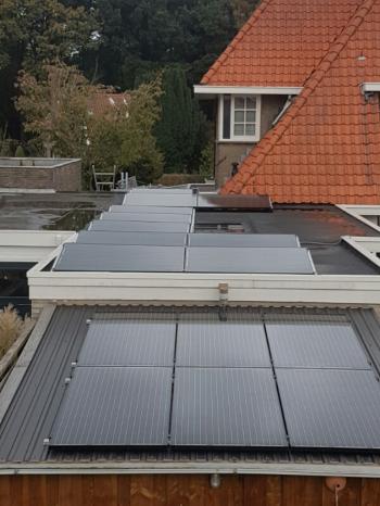 Zwarte zonnepanelen geplaatst op plat en schuin dak te Emmen (Drenthe) in oktober 2016 Zwarte zonnepanelen geplaatst op plat en schuin dak te Emmen (Drenthe) in oktober 2016