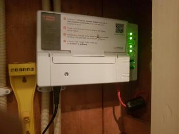 Omvormer voor zonnepanelen installatie geplaatst op plat dak te Emmen (Drenthe) in oktober 2016 Omvormer voor zonnepanelen installatie geplaatst op plat dak te Emmen (Drenthe) in oktober 2016
