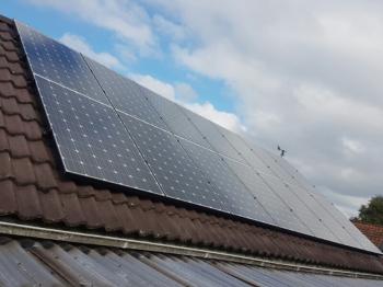 White sheet zonnepanelen geplaatst op schuin dak te Termunterzijl (Groningen) in oktober 2016 White sheet zonnepanelen geplaatst op schuin dak te Termunterzijl (Groningen) in oktober 2016