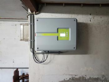 Omvormer voor een zonnepanelen installatie geplaatst te Benneveld (Drenthe) in oktober 2016 Omvormer voor een zonnepanelen installatie geplaatst te Benneveld (Drenthe) in oktober 2016
