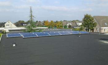 Blauwe zonnepanelen geplaatst op plat dak te Emmer Compascuum (Drenthe) in oktober 2016