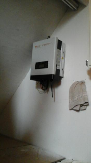 Omvormer voor zonnepanelen installatie geplaatst te Sleen (Drenthe) in oktober 2016 Omvormer voor zonnepanelen installatie geplaatst te Sleen (Drenthe) in oktober 2016