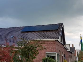 Zwarte zonnepanelen geplaatst op schuin dak te Garrelsweer (Groningen) in oktober 2016 Zwarte zonnepanelen geplaatst op schuin dak te Garrelsweer (Groningen) in oktober 2016