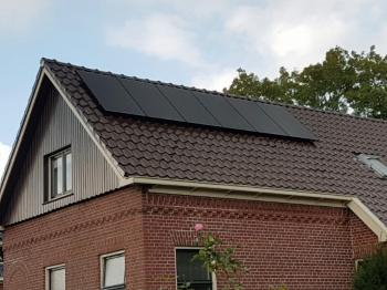Zwarte zonnepanelen geplaatst op schuin dak te Garrelsweer (Groningen) in oktober 2016 Zwarte zonnepanelen geplaatst op schuin dak te Garrelsweer (Groningen) in oktober 2016