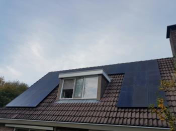Zwarte zonnepanelen geplaatst op schuin dak te Emmen (Drenthe) in oktober 2016 Zwarte zonnepanelen geplaatst op schuin dak te Emmen (Drenthe) in oktober 2016