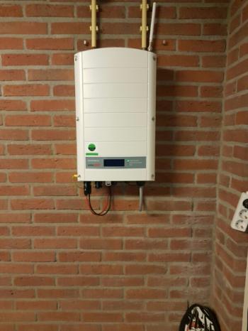Zwarte zonnepanelen geplaatst op schuin dak te Emmen (Drenthe) in oktober 2016 Zwarte zonnepanelen geplaatst op schuin dak te Emmen (Drenthe) in oktober 2016