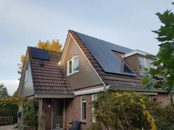 Zwarte zonnepanelen geplaatst op schuin dak te Emmen (Drenthe) in oktober 2016