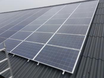 Blauwe zonnepanelen geplaatst op schuin dak te Sellingen (Groningen) in oktober 2016 Blauwe zonnepanelen geplaatst op schuin dak te Sellingen (Groningen) in oktober 2016