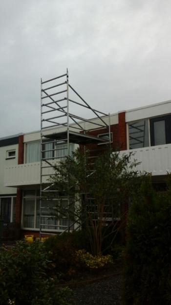 Steiger voor het installeren van zonnepanelen op plat dak te Appingedam (Groningen) in oktober 2016 Steiger voor het installeren van zonnepanelen op plat dak te Appingedam (Groningen) in oktober 2016