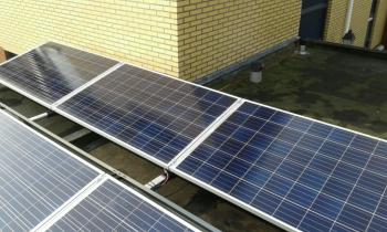 Blauwe zonnepanelen geplaatst op plat dak te Delfzijl (Groningen) in oktober 2016