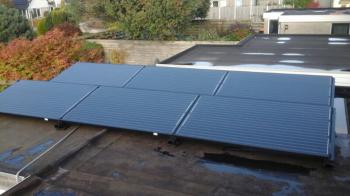Zwarte zonnepanelen geplaatst op plat en schuin dak te Zuidbroek (Groningen) in oktober 2016 Zwarte zonnepanelen geplaatst op plat en schuin dak te Zuidbroek (Groningen) in oktober 2016