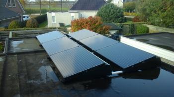 Zwarte zonnepanelen geplaatst op plat en schuin dak te Zuidbroek (Groningen) in oktober 2016 Zwarte zonnepanelen geplaatst op plat en schuin dak te Zuidbroek (Groningen) in oktober 2016