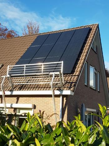 Zwarte zonnepanelen geplaatst op schuin dak te Ter Apel (Groningen) in november 2016 Zwarte zonnepanelen geplaatst op schuin dak te Ter Apel (Groningen) in november 2016