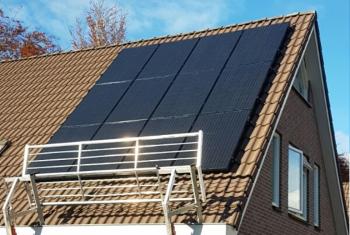 Zwarte zonnepanelen geplaatst op schuin dak te Ter Apel (Groningen) in november 2016