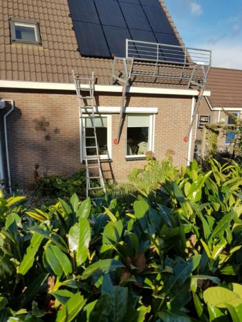 Zwarte zonnepanelen geplaatst op schuin dak te Ter Apel (Groningen) in november 2016 Zwarte zonnepanelen geplaatst op schuin dak te Ter Apel (Groningen) in november 2016