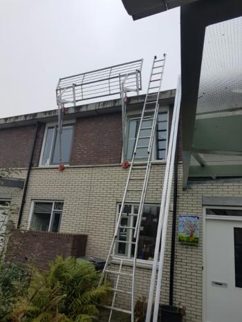 Steiger en valbeveiliging voor het plaatsen van een zonnepanelen installatie op schuin dak te Groningen (Groningen) in november Steiger en valbeveiliging voor het plaatsen van een zonnepanelen installatie op schuin dak te Groningen (Groningen) in november