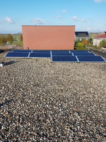 Blauwe zonnepanelen geplaatst op plat dak te Groningen (Groningen) in november 2016 Blauwe zonnepanelen geplaatst op plat dak te Groningen (Groningen) in november 2016