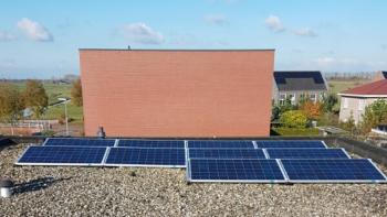 Blauwe zonnepanelen geplaatst op plat dak te Groningen (Groningen) in november 2016