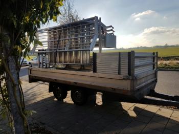 Aanhanger met materiaal en steiger voor zonnepanelen installatie te Groningen (Groningen) in november 2016 Aanhanger met materiaal en steiger voor zonnepanelen installatie te Groningen (Groningen) in november 2016