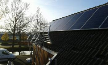 Blauwe actie zonnepanelen geplaatst op een schuin dak te Stadskanaal (Groningen) in november 2016 Blauwe actie zonnepanelen geplaatst op een schuin dak te Stadskanaal (Groningen) in november 2016