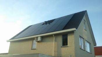 Zwarte zonnepanelen geplaatst op schuin dak te Briltil (Groningen) in november 2016