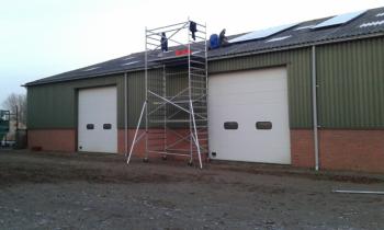 Zwarte zonnepanelen geplaatst op schuin dak te Ter Apel (Groningen) in december 2016