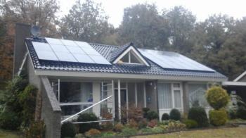 Zwarte zonnepanelen geplaatst op schuin dak te Ter Apel (Groningen) in december 2016 Zwarte zonnepanelen geplaatst op schuin dak te Ter Apel (Groningen) in december 2016