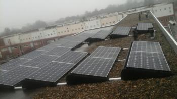 White sheet zonnepanelen geplaatst op plat dak te Groningen (Groningen) in december 2016 White sheet zonnepanelen geplaatst op plat dak te Groningen (Groningen) in december 2016