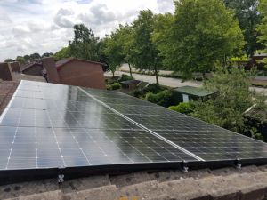 White sheet zonnepanelen geplaatst op schuin dak te Groningen in juni 2016