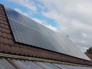 White sheet zonnepanelen geplaatst op schuin dak te Termunterzijl (Groningen) in oktober 2016