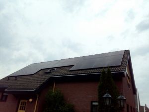 Zwarte zonnepanelen geplaatst op schuin dak te Emmer-Compascuum in juni 2016 Zwarte zonnepanelen geplaatst op schuin dak te Emmer-Compascuum in juni 2016