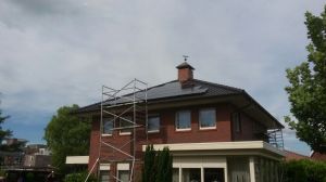 Zwarte zonnepanelen geplaatst op schuin dak te Musselkanaal in juni 2016 Zwarte zonnepanelen geplaatst op schuin dak te Musselkanaal in juni 2016