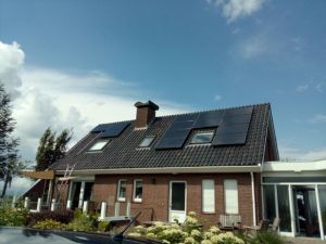 Zwarte zonnepanelen geplaatst op schuin dak te Valthermond in juli 2016 Zwarte zonnepanelen geplaatst op schuin dak te Valthermond in juli 2016