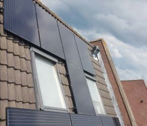 Zwarte zonnepanelen geplaatst op schuin en plat dak te Assen in juli 2016 Zwarte zonnepanelen geplaatst op schuin en plat dak te Assen in juli 2016