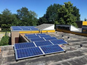 Blauwe zonnepanelen geplaatst op plat dak te Ter Apelkanaal in juli 2016 Blauwe zonnepanelen geplaatst op plat dak te Ter Apelkanaal in juli 2016