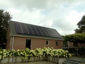 Zwarte zonnepanelen geplaatst op schuin dak te Kerkenveld in juli 2016 Zwarte zonnepanelen geplaatst op schuin dak te Kerkenveld in juli 2016