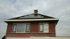 Zwarte zonnepanelen geplaatst op schuin dak te Sappemeer in september 2016 Zwarte zonnepanelen geplaatst op schuin dak te Sappemeer in september 2016