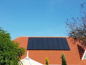 Zwarte zonnepanelen geplaatst op schuin dak te Veenoord in september 2016 Zwarte zonnepanelen geplaatst op schuin dak te Veenoord in september 2016