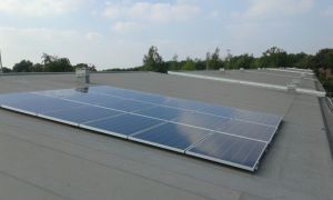 Blauwe zonnepanelen geplaatst op plat-schuin dak te Emmen in september 2016 Blauwe zonnepanelen geplaatst op plat-schuin dak te Emmen in september 2016