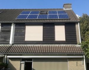 Blauwe zonnepanelen geplaatst op schuin dak te Klazienaveen in september 2016 Blauwe zonnepanelen geplaatst op schuin dak te Klazienaveen in september 2016