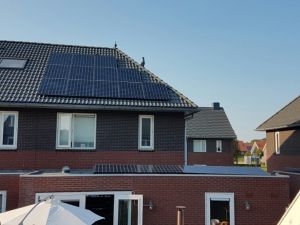 White sheet zonnepanelen geplaatst op schuin en plat dak te Hoogezand (Groningen) in september 2016 White sheet zonnepanelen geplaatst op schuin en plat dak te Hoogezand (Groningen) in september 2016