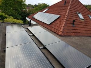 Zwarte zonnepanelen geplaatst op schuin en plat dak te Assen (Drenthe) in september 2016 Zwarte zonnepanelen geplaatst op schuin en plat dak te Assen (Drenthe) in september 2016