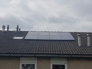 Zwarte zonnepanelen geplaatst op een schuin dak te Hoogezand (Groningen) in oktober 2016 Zwarte zonnepanelen geplaatst op een schuin dak te Hoogezand (Groningen) in oktober 2016