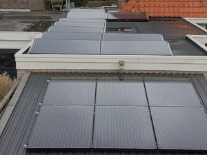 Zwarte zonnepanelen geplaatst op plat dak te Emmen (Drenthe) in oktober 2016 Zwarte zonnepanelen geplaatst op plat dak te Emmen (Drenthe) in oktober 2016