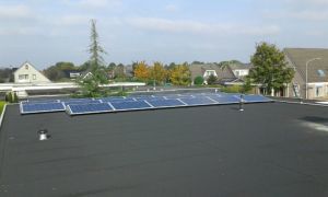 Blauwe zonnepanelen geplaatst op plat dak te Emmer Compascuum (Drenthe) in oktober 2016 Blauwe zonnepanelen geplaatst op plat dak te Emmer Compascuum (Drenthe) in oktober 2016