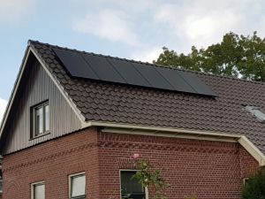 Zwarte zonnepanelen geplaatst op schuin dak te Garrelsweer (Groningen) in oktober 2016 Zwarte zonnepanelen geplaatst op schuin dak te Garrelsweer (Groningen) in oktober 2016