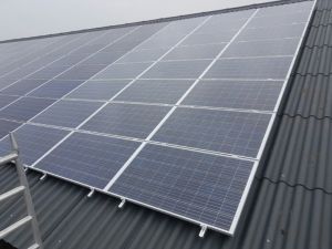 Blauwe zonnepanelen geplaatst op schuin dak te Sellingen (Groningen) in oktober 2016 Blauwe zonnepanelen geplaatst op schuin dak te Sellingen (Groningen) in oktober 2016